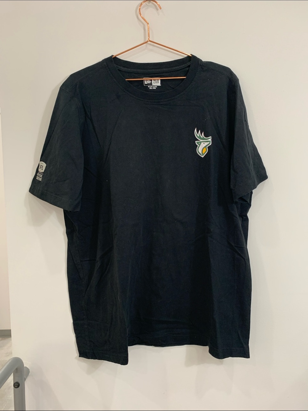 New Era Black Short-Sleeve Men’s Tee with Small Chest Logo
